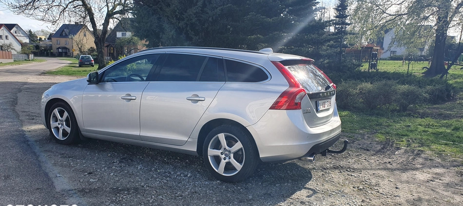 Volvo V60 cena 27900 przebieg: 220000, rok produkcji 2012 z Trzebiatów małe 37